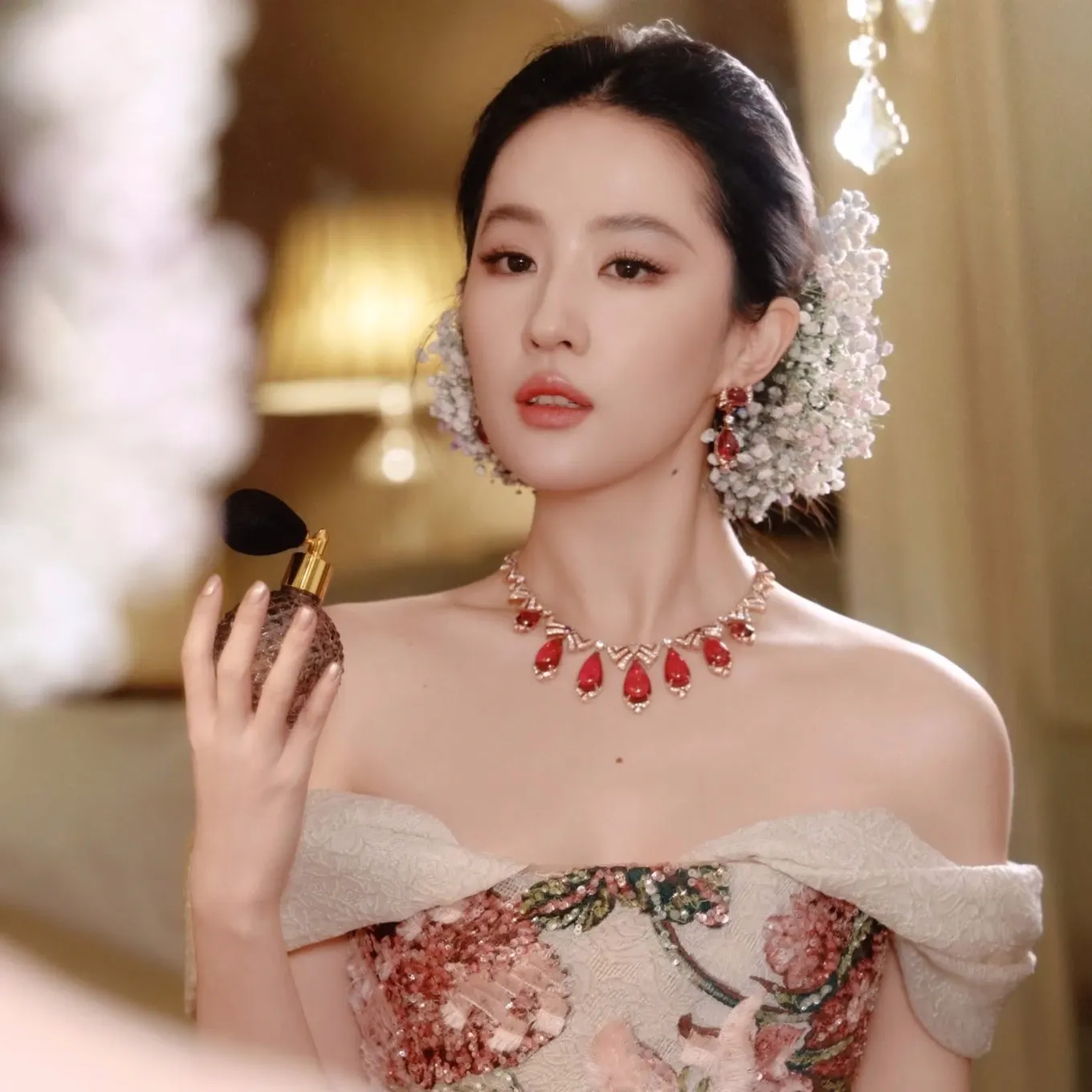 Hoá mỹ nhân với trào lưu hoa cài tóc của Triệu Lệ Dĩnh và Lưu Diệc Phi-2.webp