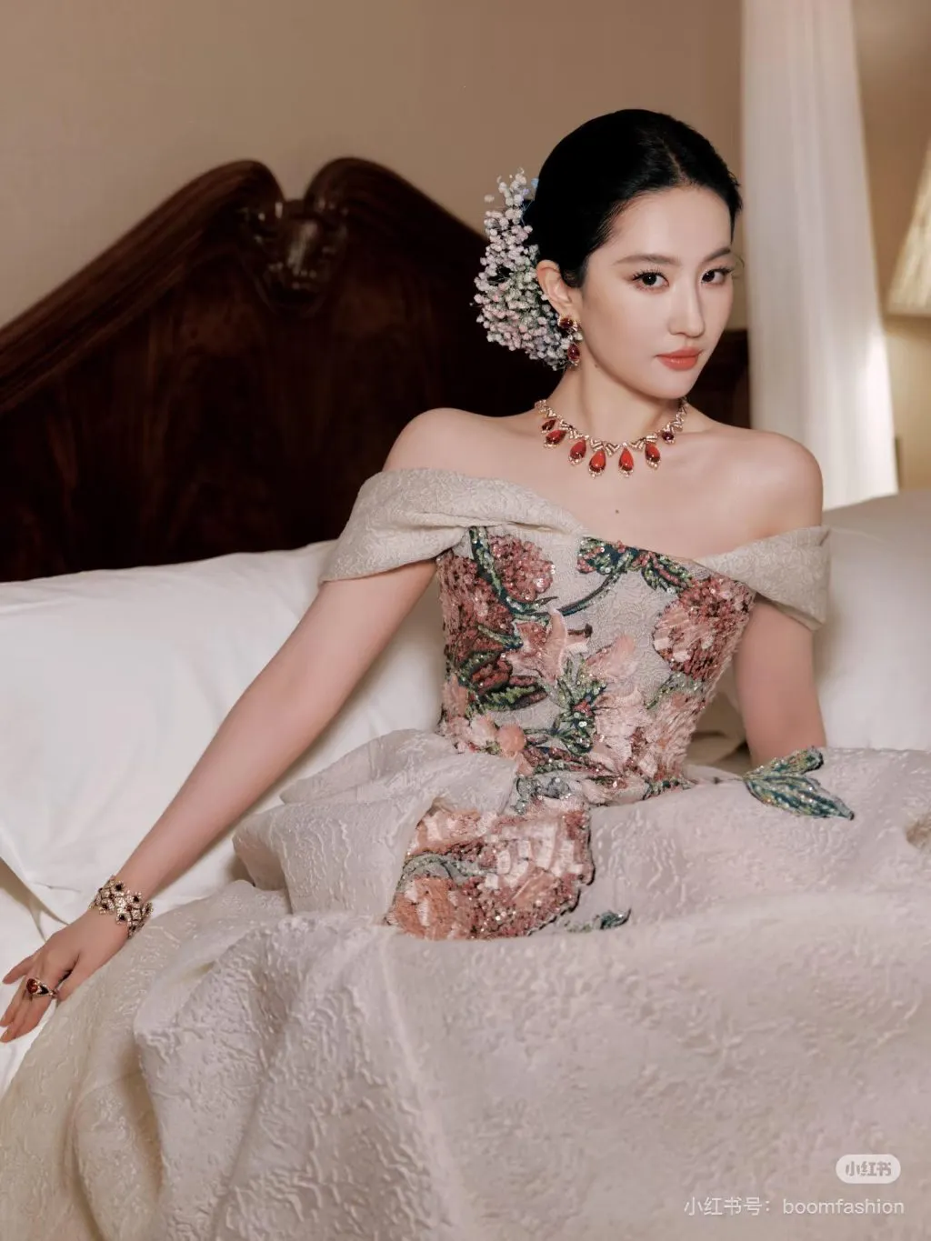 Hoá mỹ nhân với trào lưu hoa cài tóc của Triệu Lệ Dĩnh và Lưu Diệc Phi-3.webp