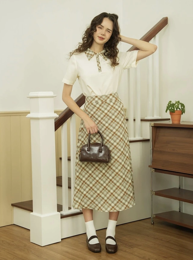 Hóa nàng thơ mùa thu trong tích tắc với chân váy maxi họa tiết cổ điển-3.webp