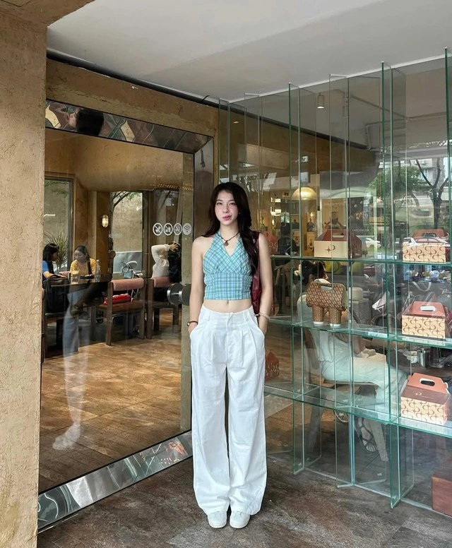 Hóa nàng thơ với áo yếm cổ chữ V-2.webp