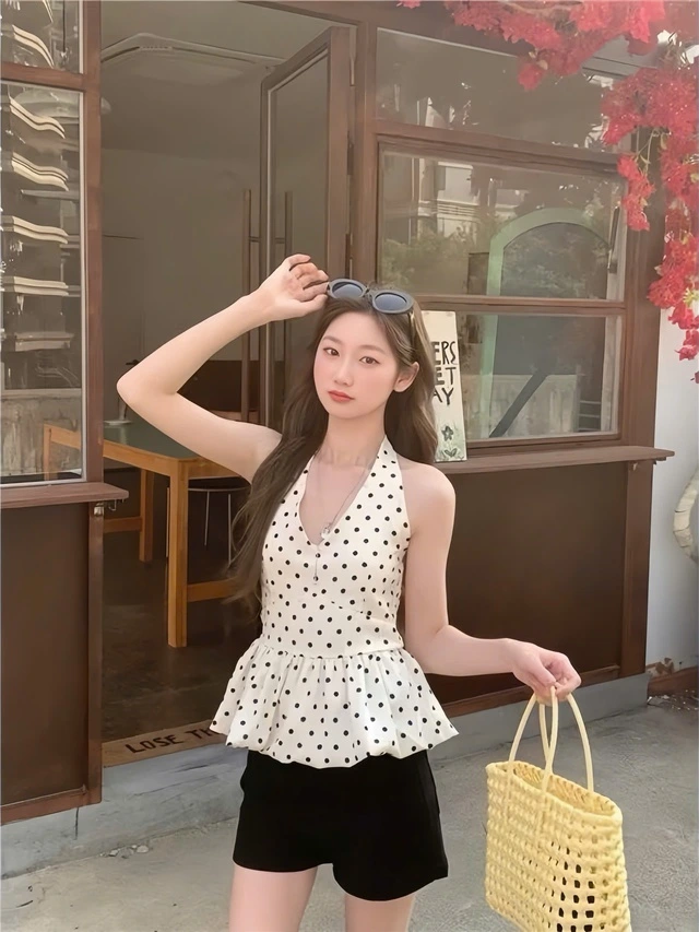 Hóa nàng thơ với áo yếm cổ chữ V-3.webp