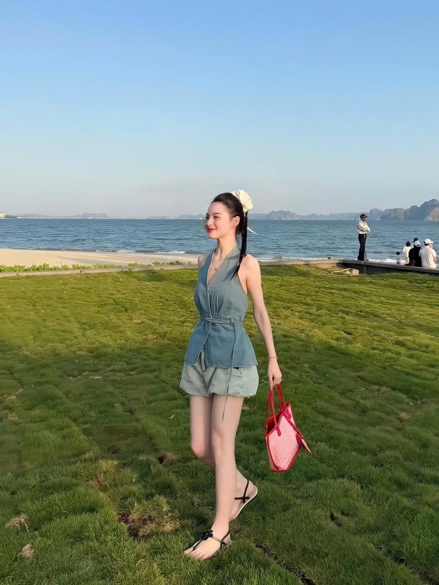 Hóa nàng thơ với áo yếm cổ chữ V-4.webp