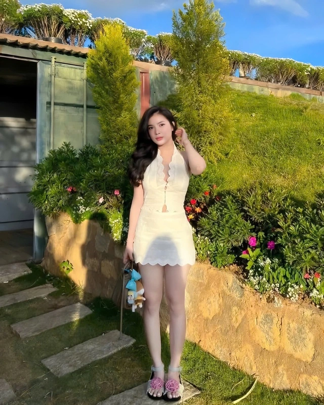 Hóa nàng thơ với áo yếm cổ chữ V-6.webp