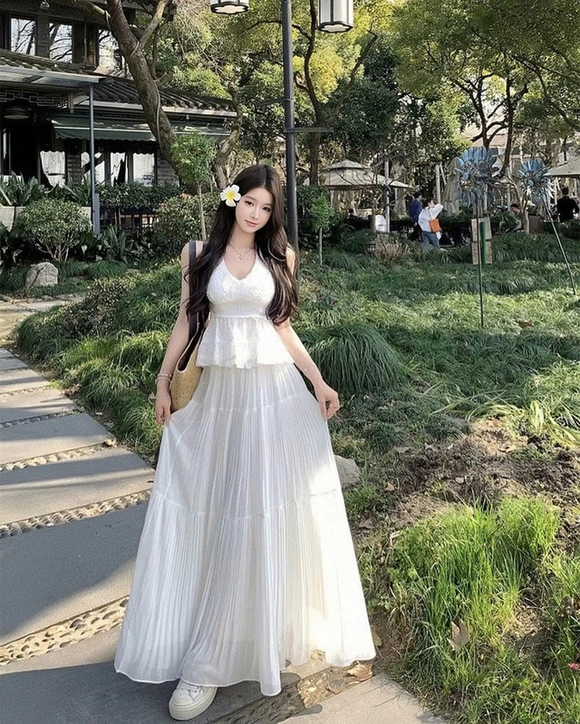 Hóa nàng thơ với áo yếm cổ chữ V-7.webp