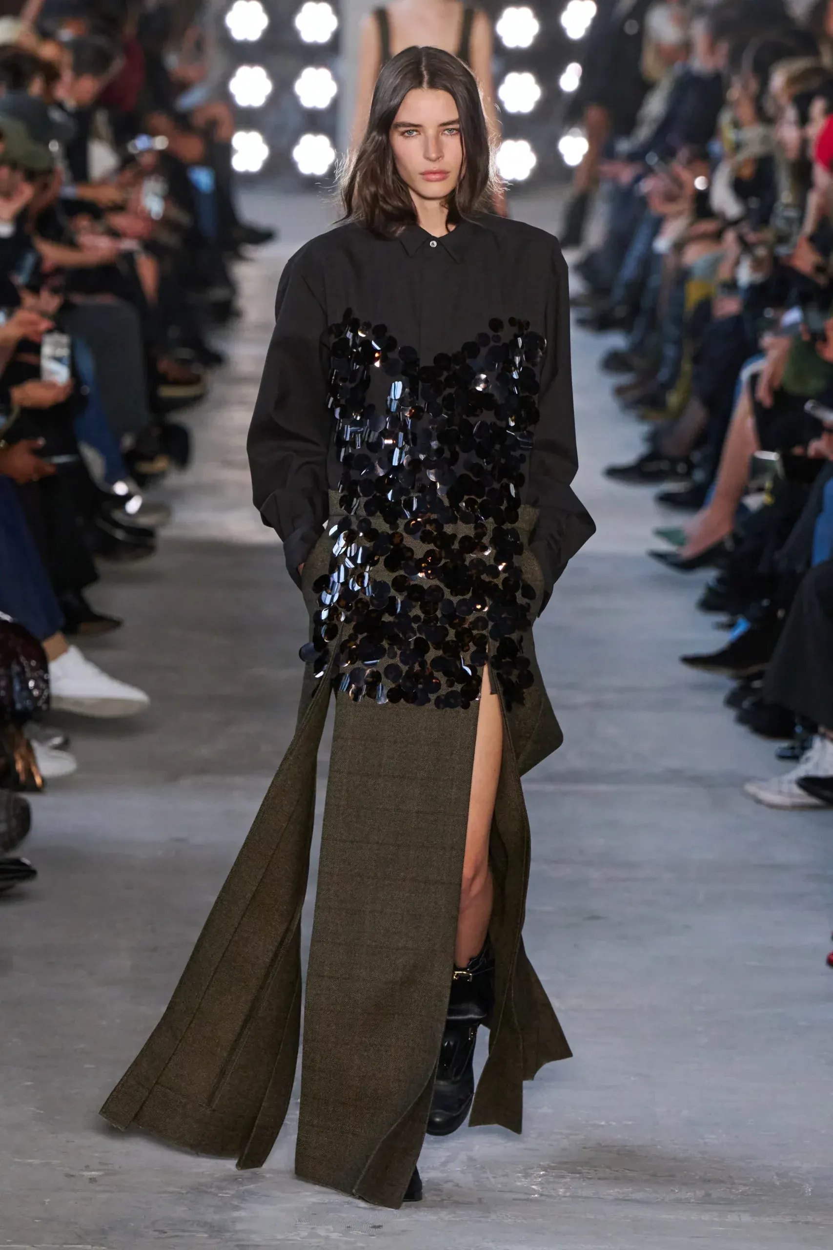 Họa tiết tròn Dáng hình hiện đại đang bo tròn thời trang ThuĐông 2025-1.webp