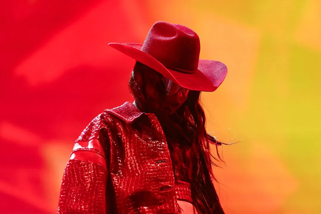 Jenchella 2025 Khám phá tủ đồ trình diễn 5trong1 của Jennie tại Coachella-2.webp