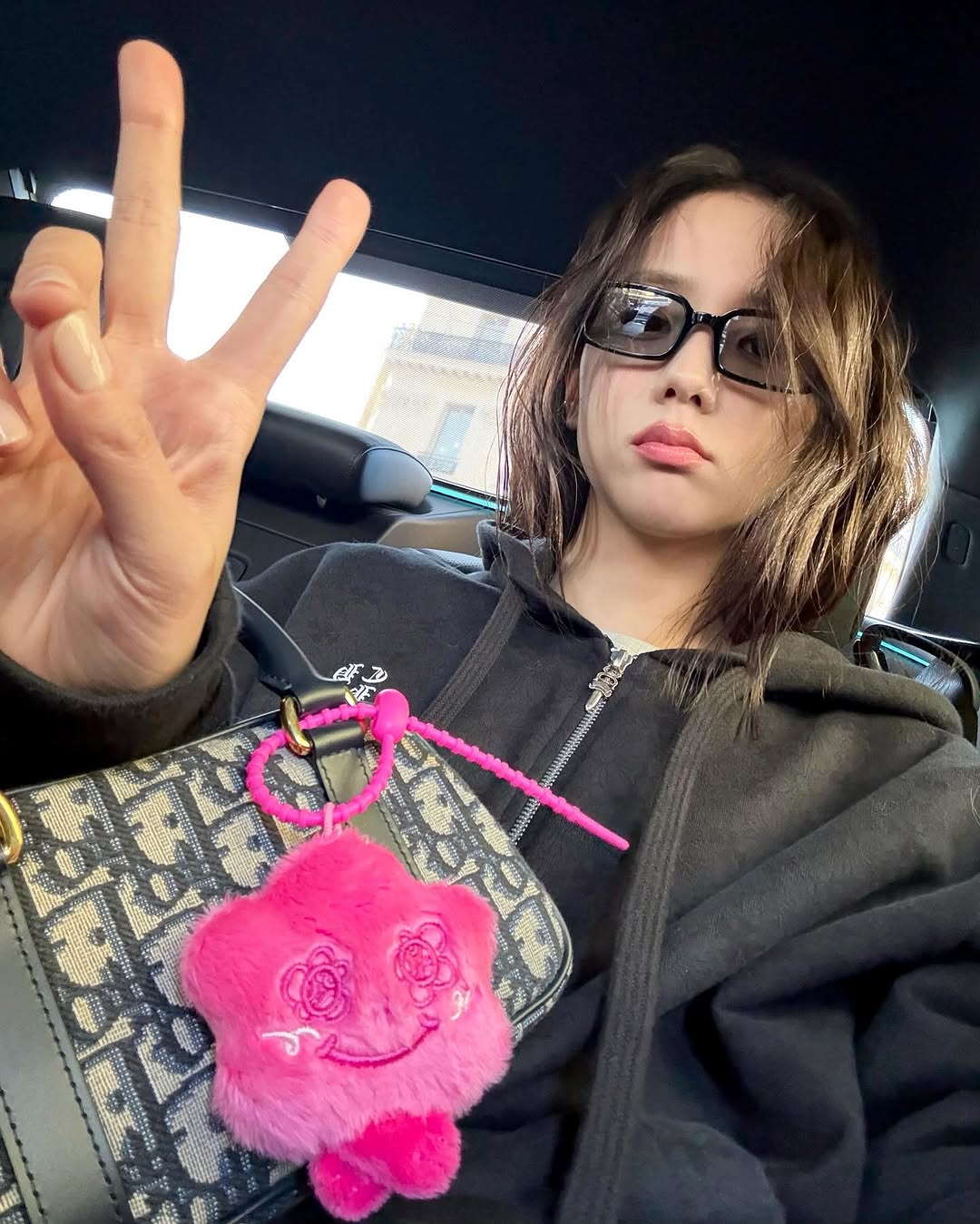 Jennie BLACKPINK mang xu hướng mắt kính râm tròng màu trở lại-2.jpg