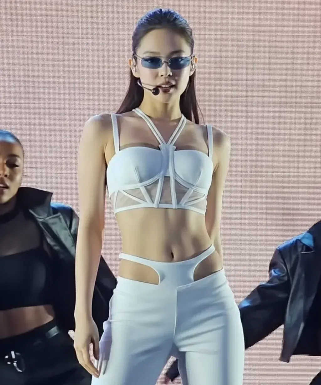 Jennie và kỷ nguyên thời trang bốc lửa trên sân khấu DEADLINE Worldtour-3.webp