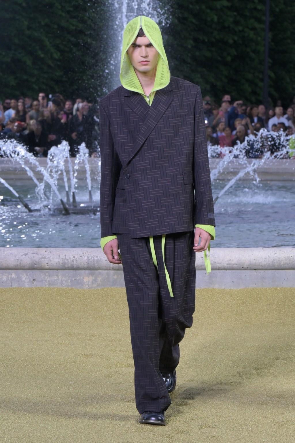 KENZO XuânHè 2025 Cảnh quan phương Đông giữa Paris hoa lệ-9.jpg