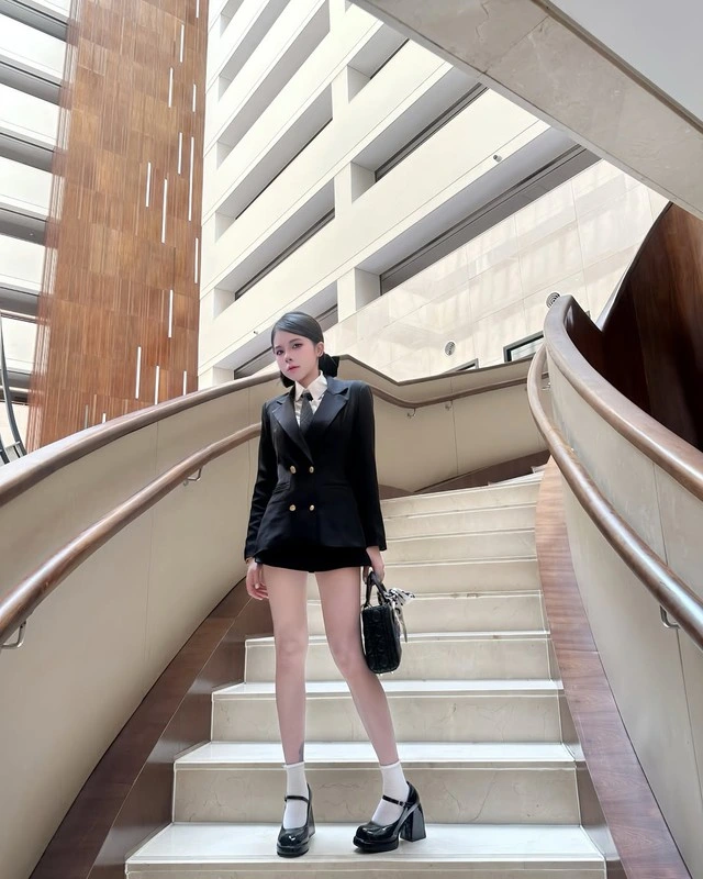 Khẳng định phong cách thanh lịch cùng bộ đôi sơ mi và blazer-1.webp