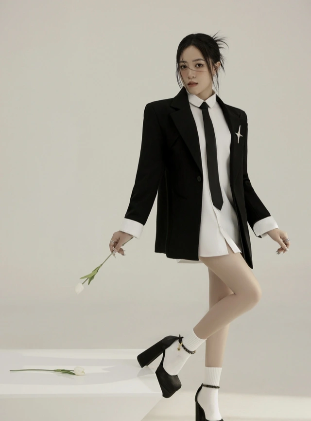 Khẳng định phong cách thanh lịch cùng bộ đôi sơ mi và blazer-2.webp