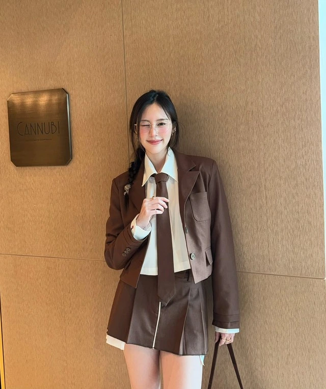 Khẳng định phong cách thanh lịch cùng bộ đôi sơ mi và blazer-5.webp