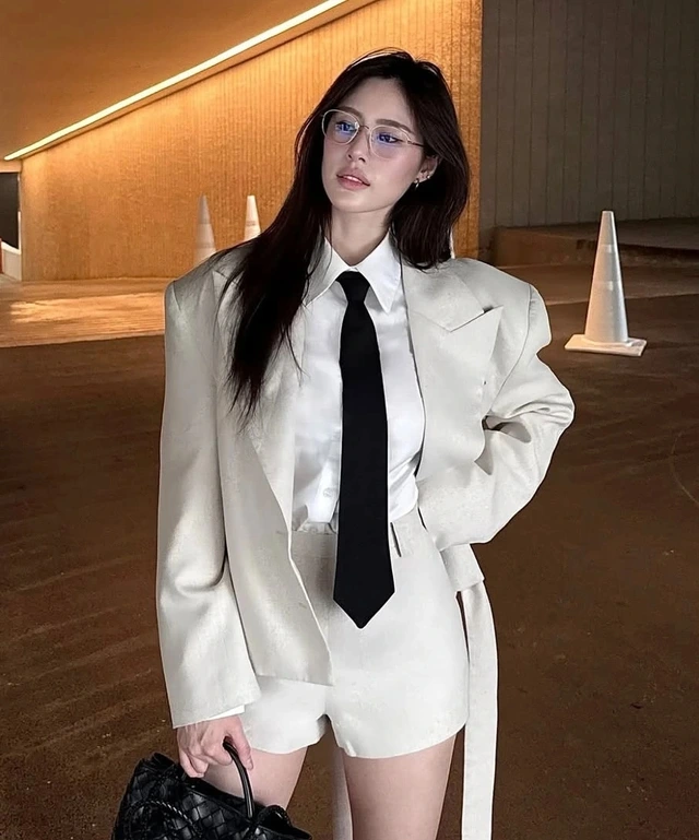 Khẳng định phong cách thanh lịch cùng bộ đôi sơ mi và blazer-6.webp