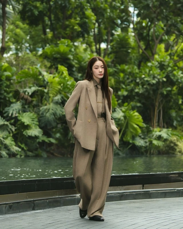 Khẳng định phong cách thanh lịch cùng bộ đôi sơ mi và blazer-7.webp