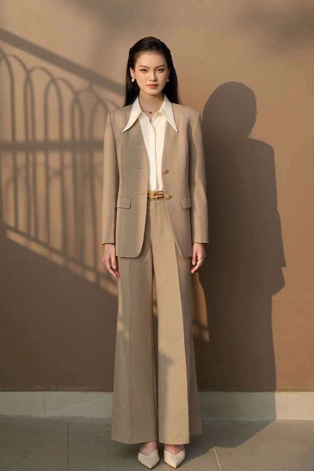 Khẳng định phong cách thanh lịch cùng bộ đôi sơ mi và blazer-8.webp