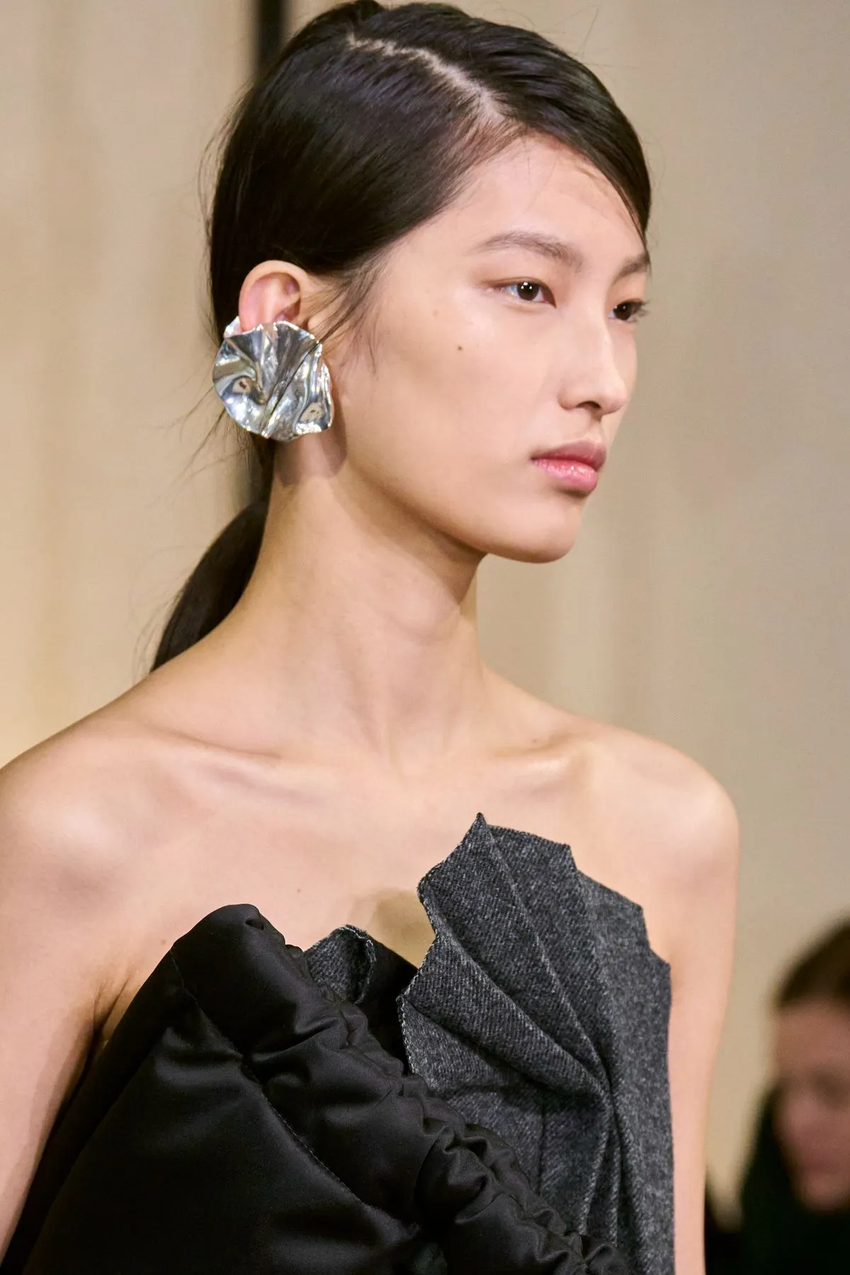 Khuyên tai Điểm nhấn đắt giá từ sàn diễn đến đường phố-2.webp