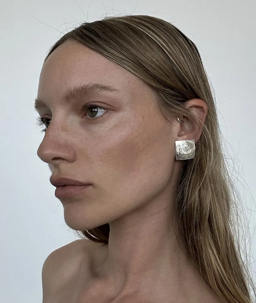 Khuyên tai Điểm nhấn đắt giá từ sàn diễn đến đường phố-3.webp