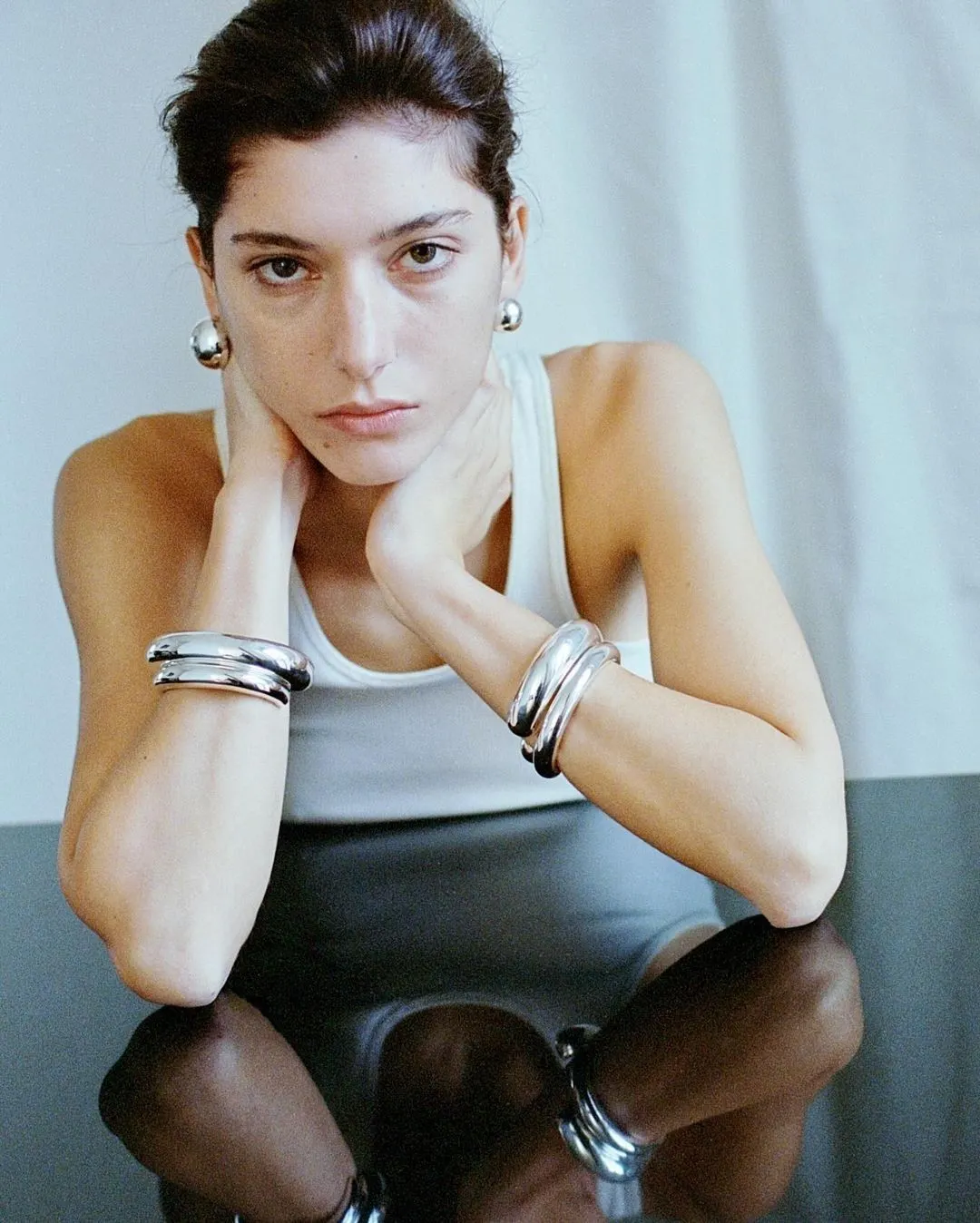 Khuyên tai Điểm nhấn đắt giá từ sàn diễn đến đường phố-5.webp