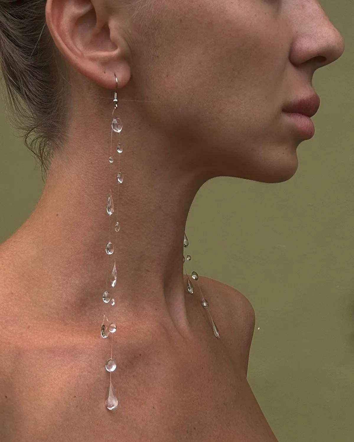 Khuyên tai Điểm nhấn đắt giá từ sàn diễn đến đường phố-7.webp