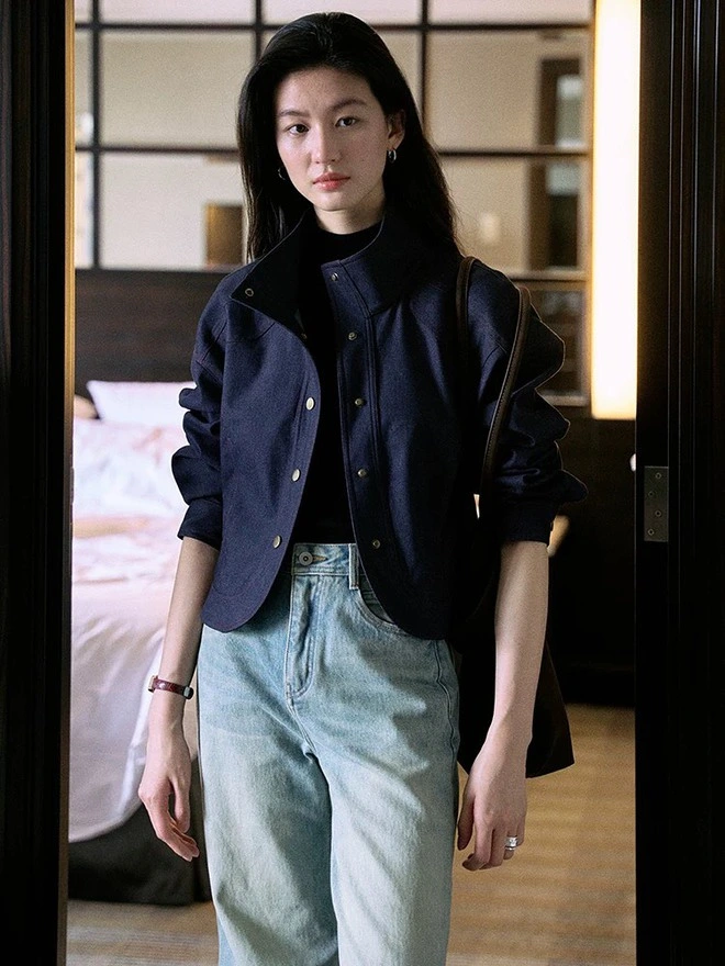 Kiểu áo khoác đẹp nhất khi mặc cùng quần jeans xanh-7.webp