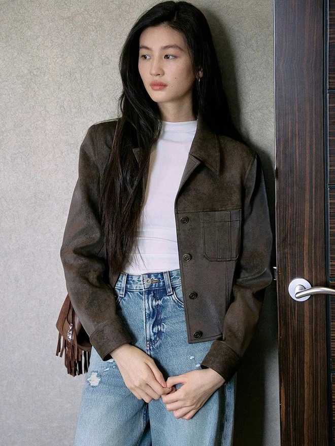 Kiểu áo khoác đẹp nhất khi mặc cùng quần jeans xanh-8.webp