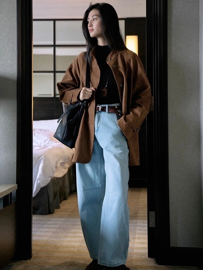 Kiểu áo khoác đẹp nhất khi mặc cùng quần jeans xanh-9.webp