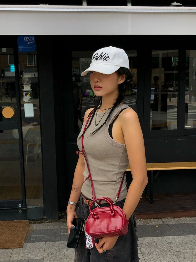 Kiêu kỳ xuống phố với túi xách đỏ nổi bật-3.webp