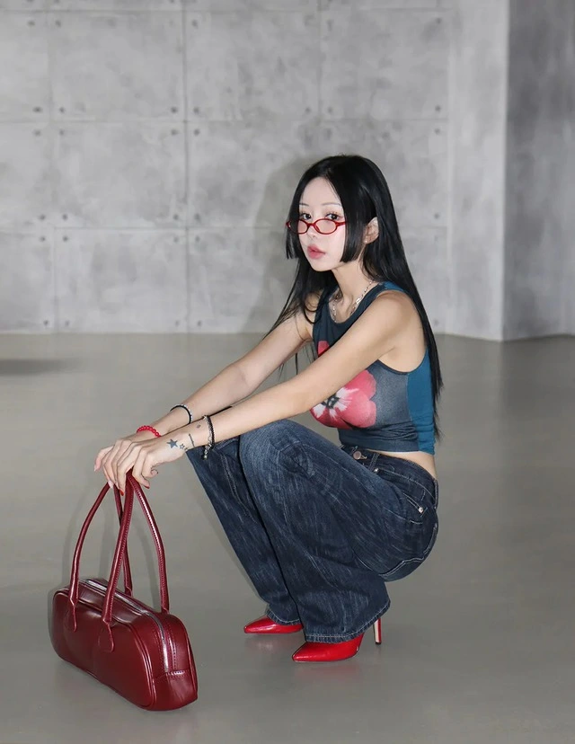 Kiêu kỳ xuống phố với túi xách đỏ nổi bật-6.webp