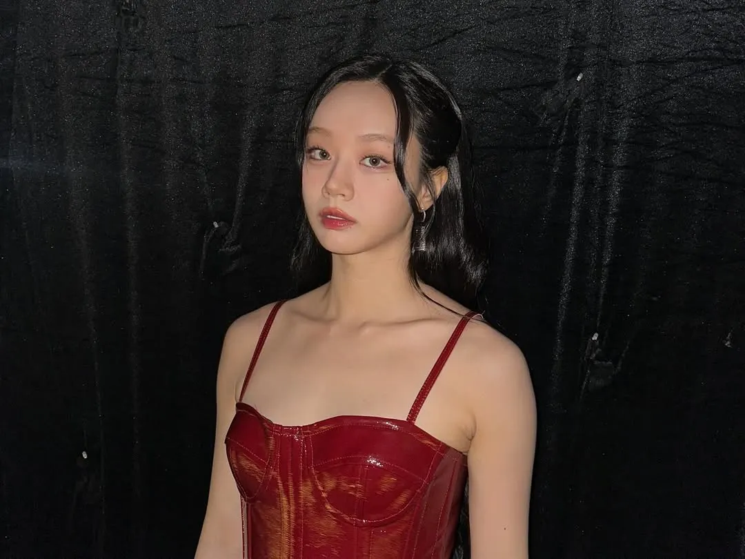 Lee Hyeri diện gì trong chuyến công tác đến Việt Nam-10.webp