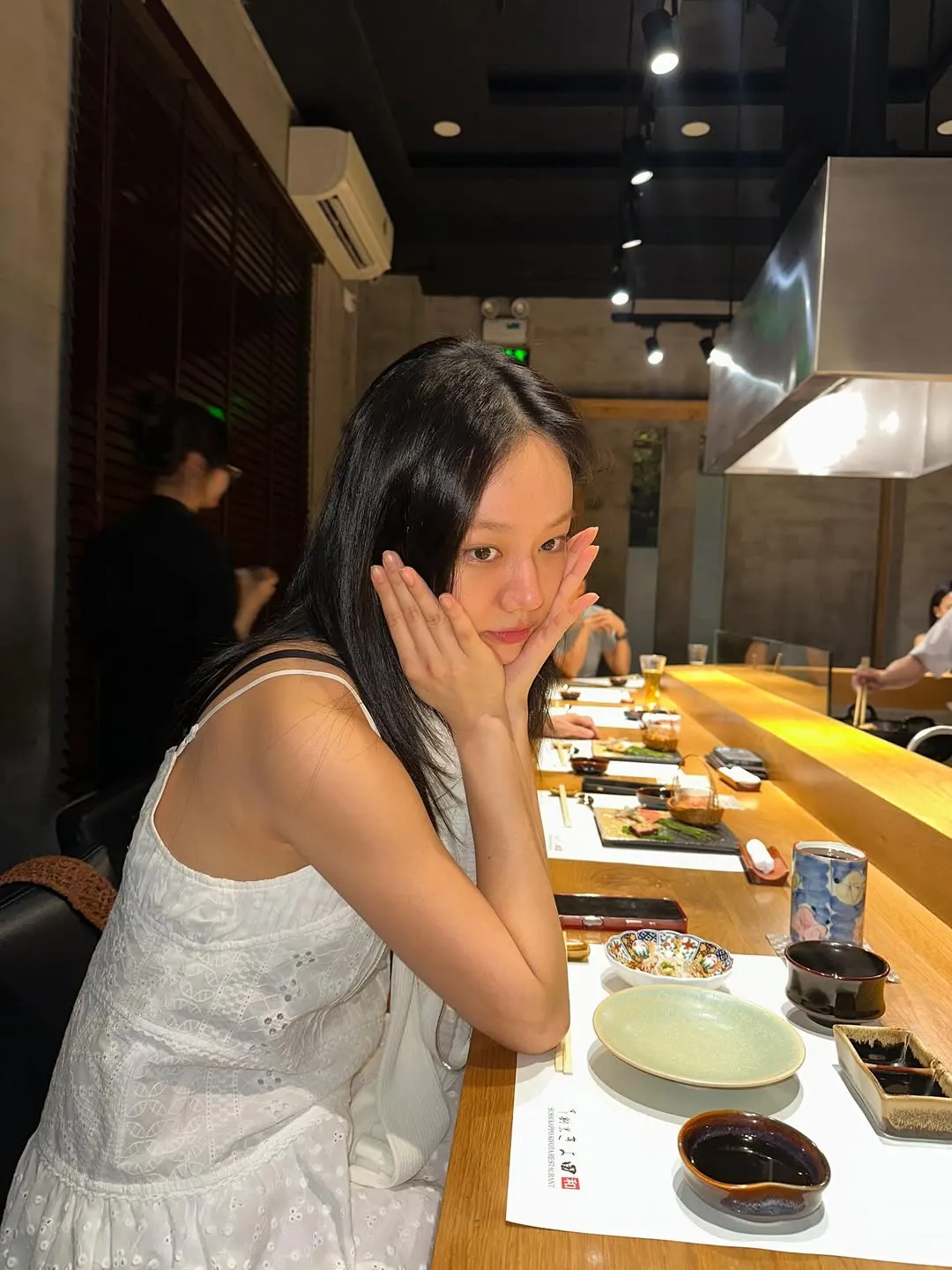 Lee Hyeri diện gì trong chuyến công tác đến Việt Nam-4.webp