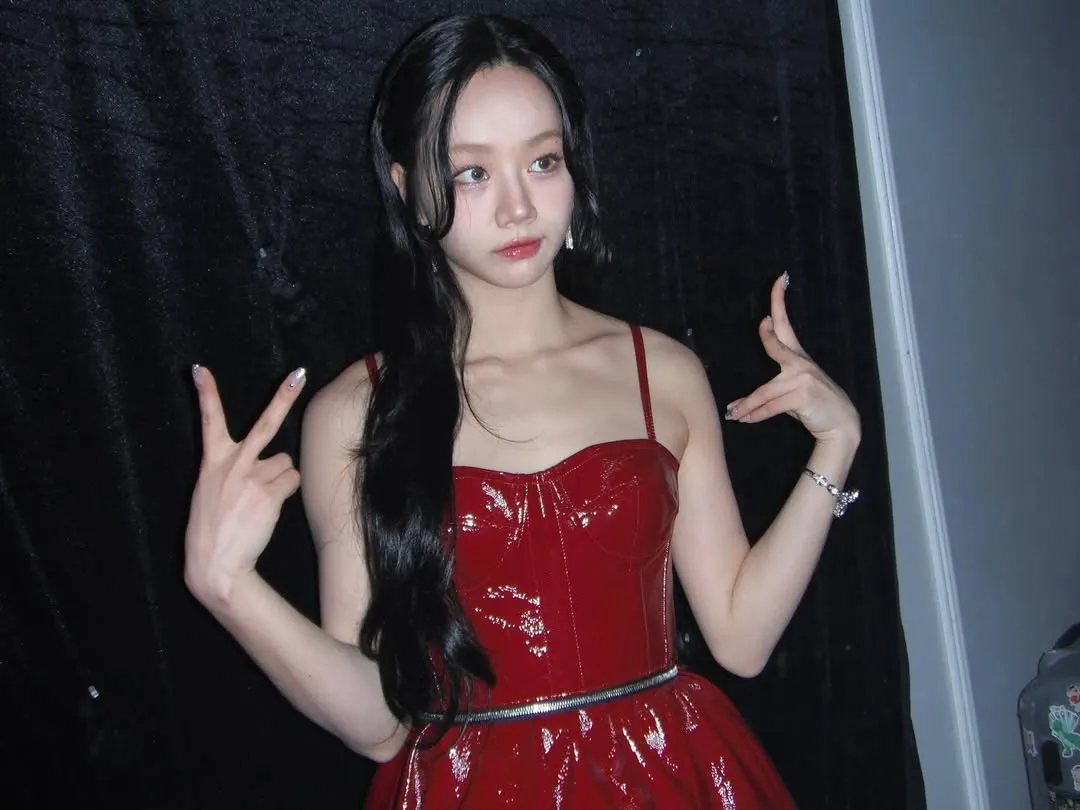 Lee Hyeri diện gì trong chuyến công tác đến Việt Nam-8.webp