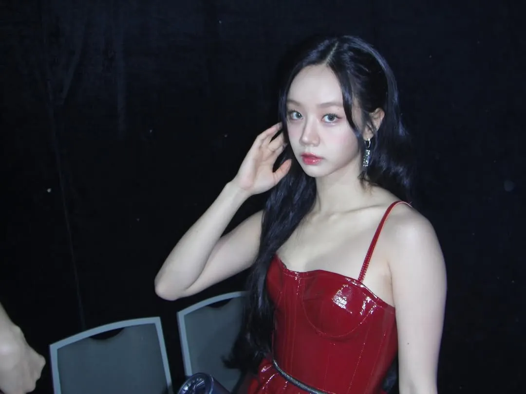 Lee Hyeri diện gì trong chuyến công tác đến Việt Nam-9.webp