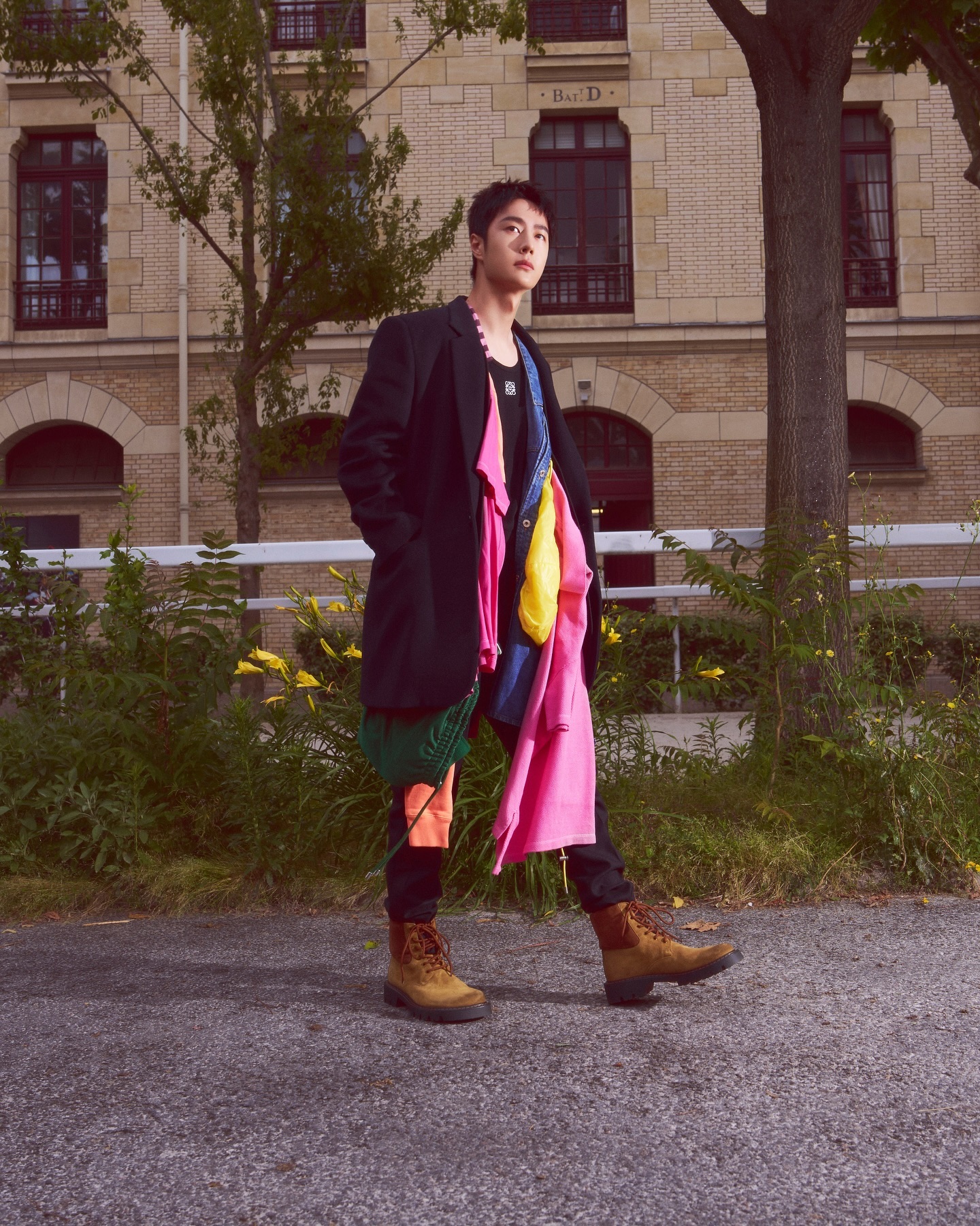 Loewe Men XuânHè 2025 Bảo tàng nghệ thuật thu nhỏ trên sàn diễn-1.jpg