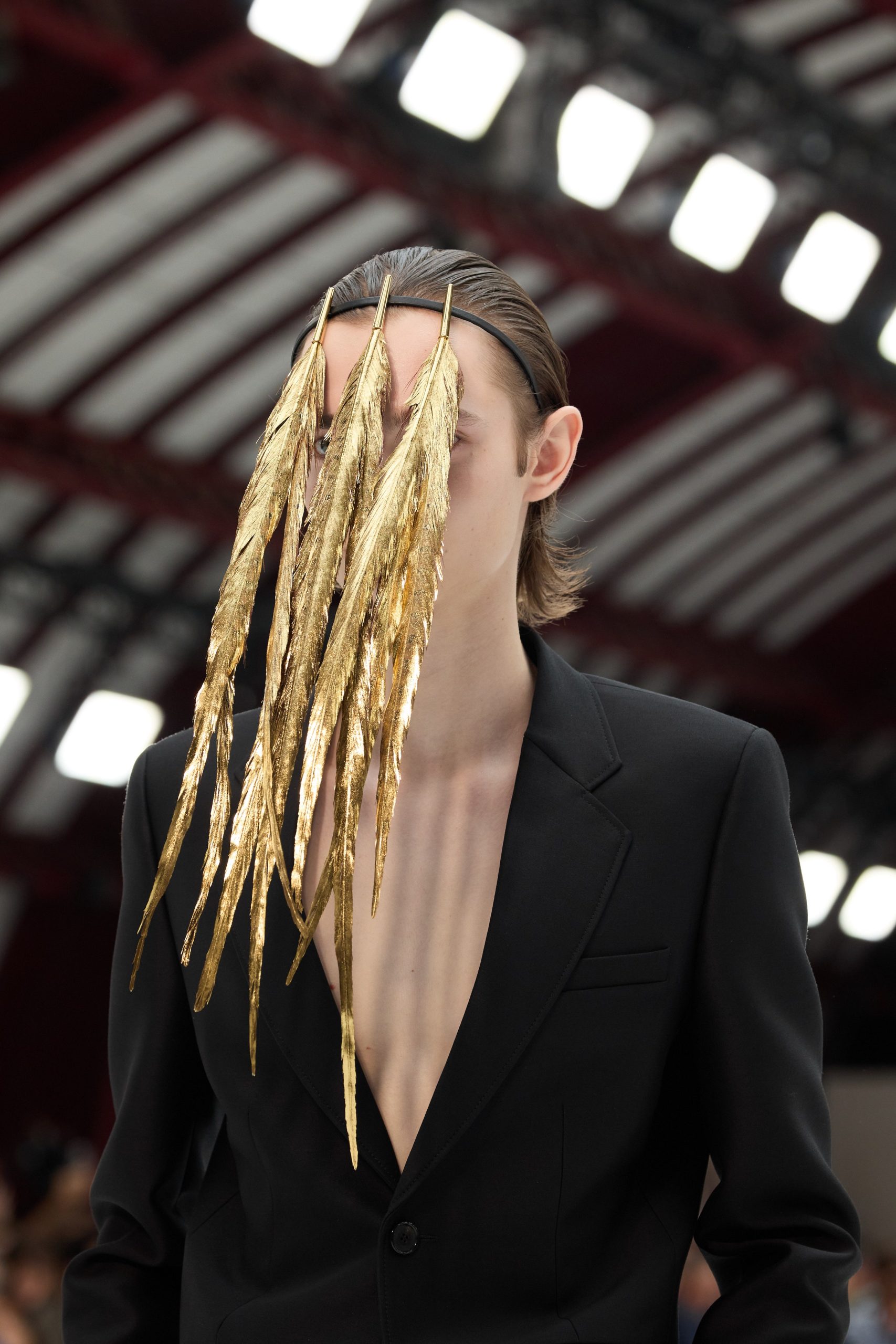 Loewe Men XuânHè 2025 Bảo tàng nghệ thuật thu nhỏ trên sàn diễn-10.jpg