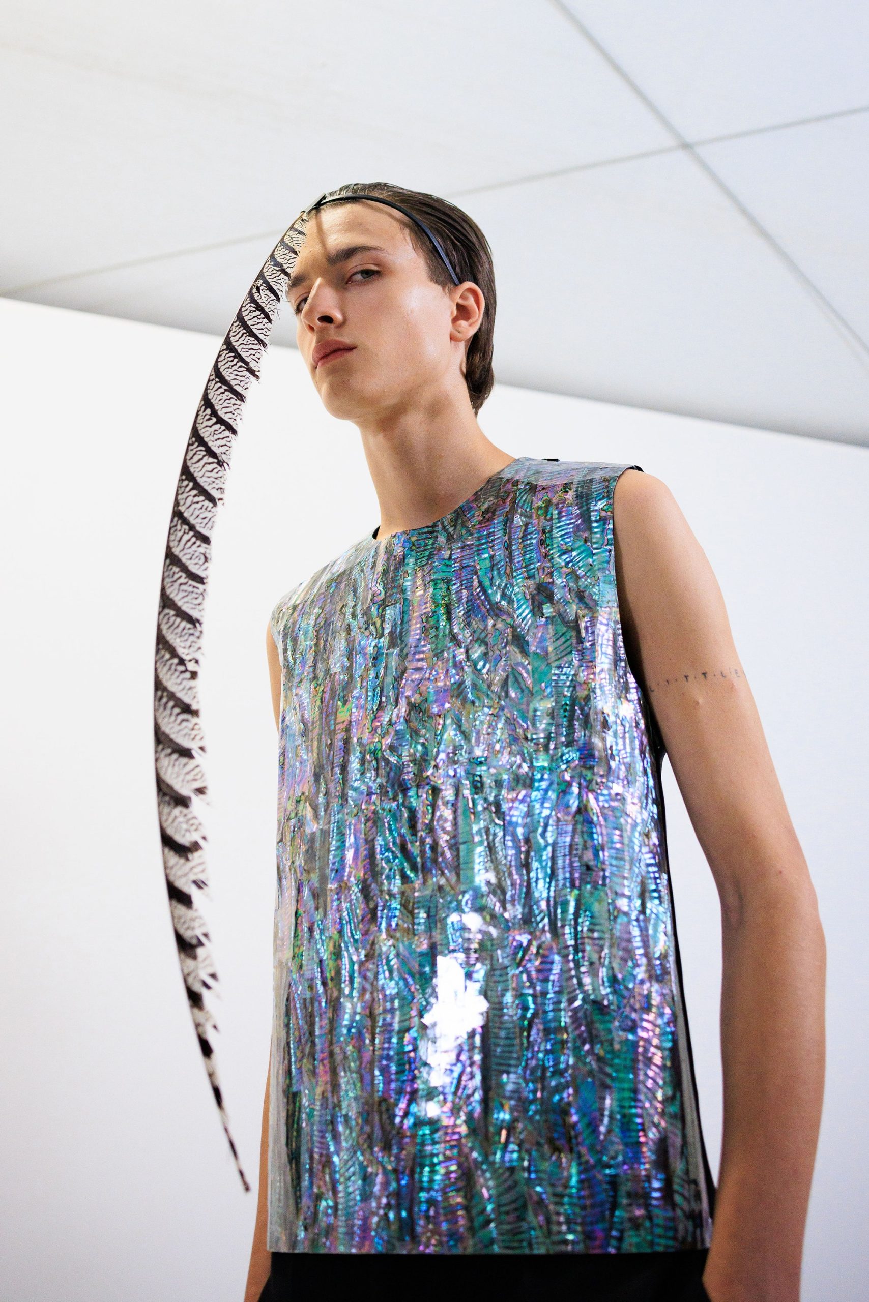 Loewe Men XuânHè 2025 Bảo tàng nghệ thuật thu nhỏ trên sàn diễn-11.jpg