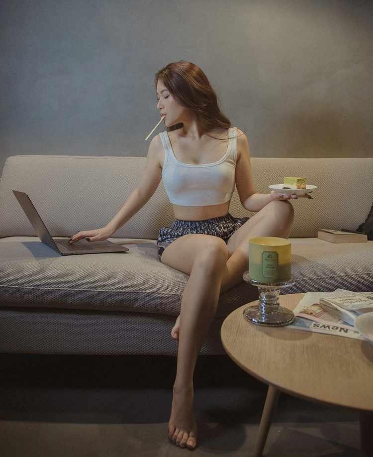 Ngắm tín đồ thời trang Việt lên đồ sành điệu ở nhà mùa giãn cách-4.jpg