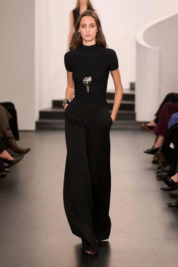 Những bộ cánh tối giản đẳng cấp của các nàng công sở-1.webp