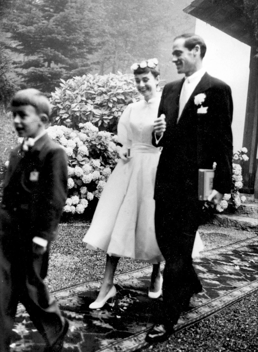 Những chiếc váy cưới đi vào lịch sử cùng Audrey Hepburn-2.jpg