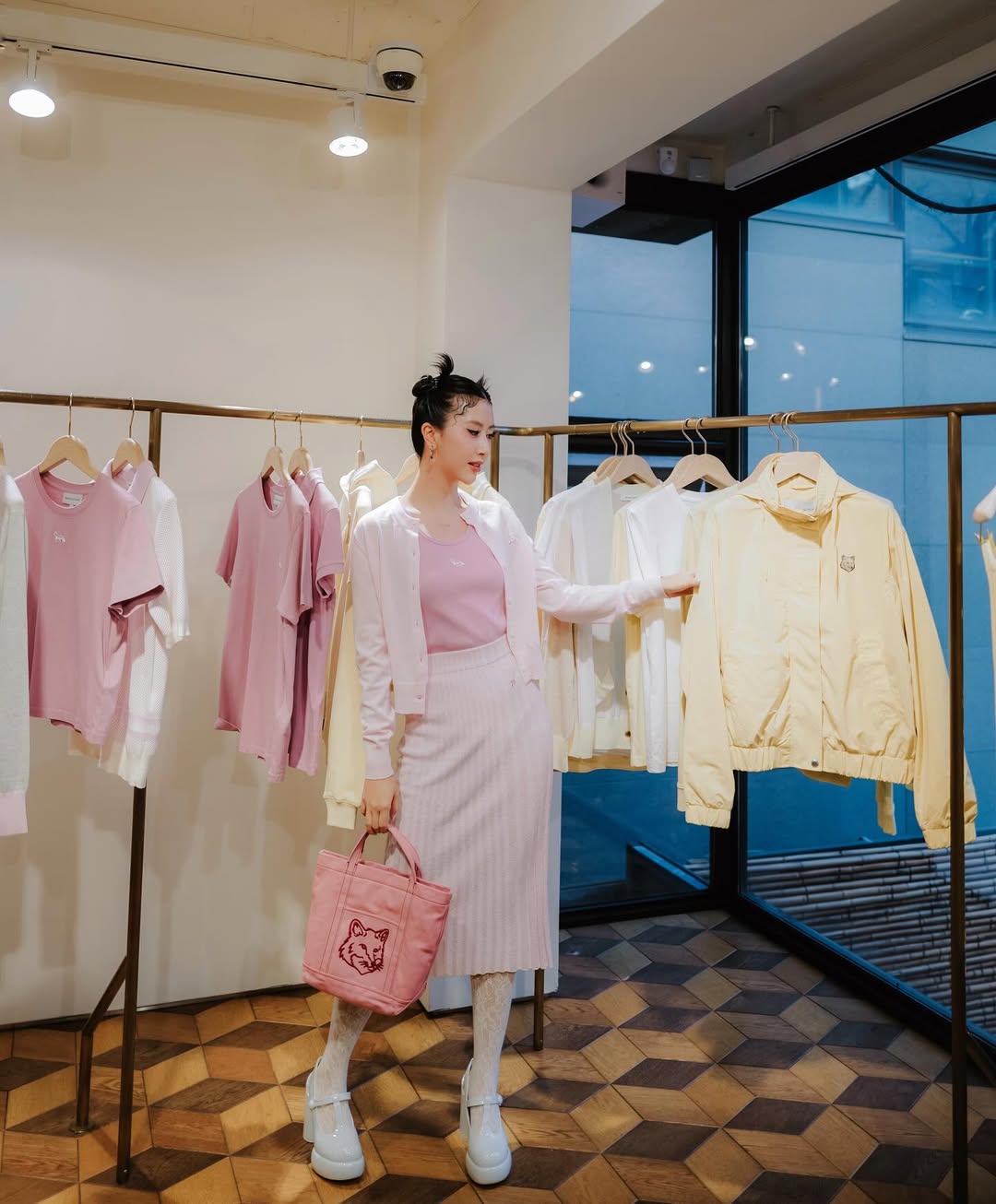 Những đôi vớ thời trang và hành trình tái định vị bản sắc cá nhân-1.jpg