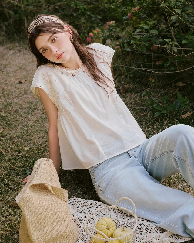 Những món đồ hoàn hảo khi diện cùng quần jeans-1.webp