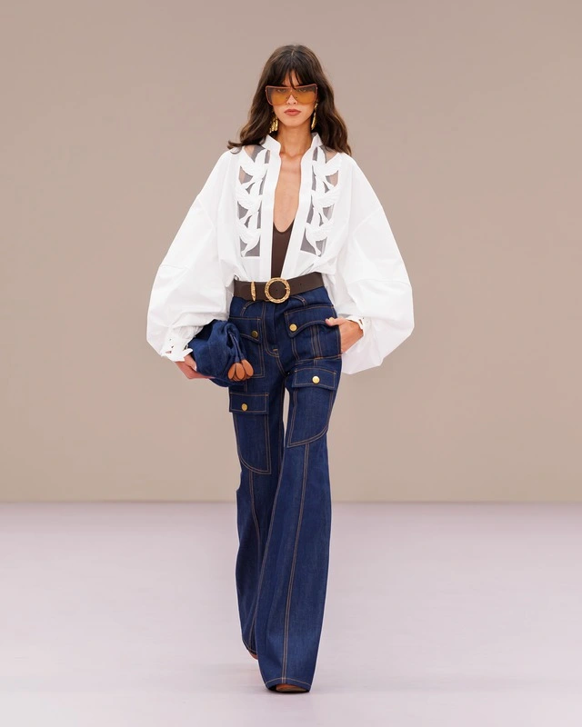 Nổi bật trên đường phố văn phòng với phong cách thời trang du mục đô thị-1.webp