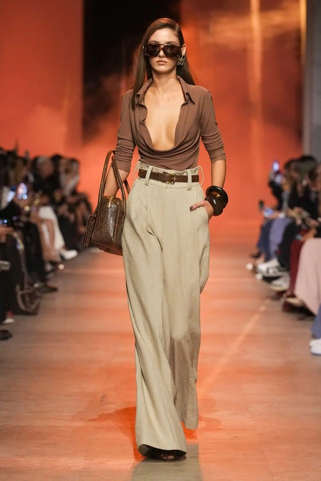 Nổi bật trên đường phố văn phòng với phong cách thời trang du mục đô thị-3.webp