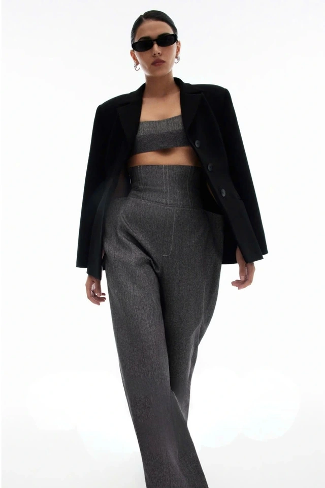 Nữ công sở nghiện blazer không nên bỏ qua phong cách corporatecore-4.webp