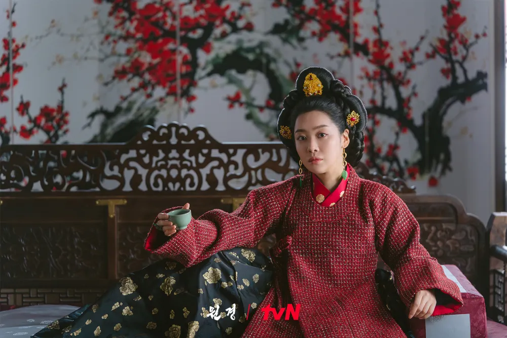 Phong cách đời thường trái ngược của Hoàng hậu The Queen Who Crowns Cha Joo Young-1.webp