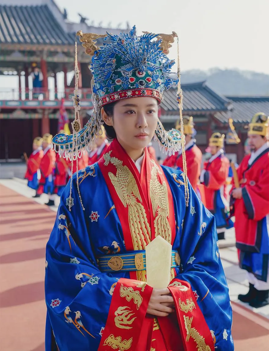 Phong cách đời thường trái ngược của Hoàng hậu The Queen Who Crowns Cha Joo Young-2.webp