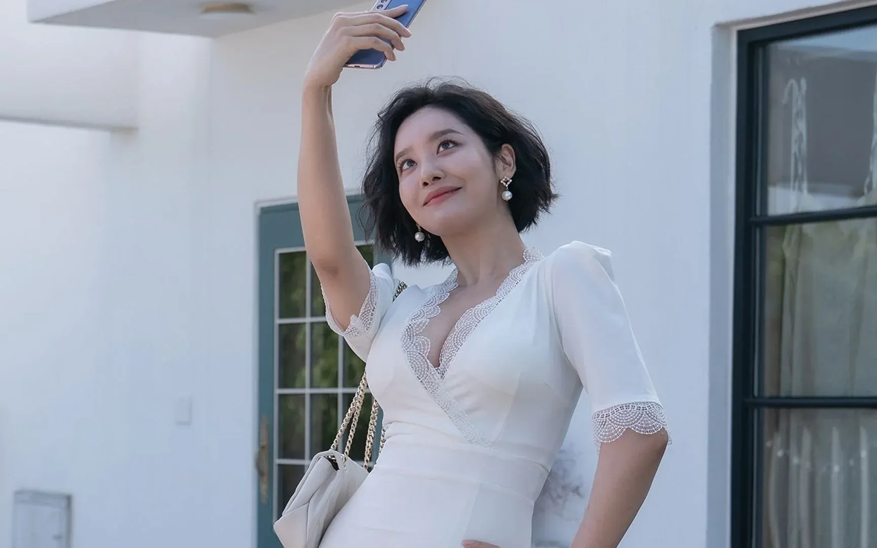 Phong cách đời thường trái ngược của Hoàng hậu The Queen Who Crowns Cha Joo Young-3.webp