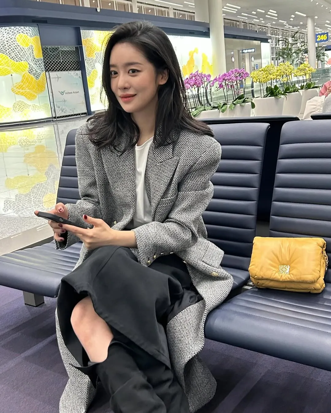 Phong cách đời thường trái ngược của Hoàng hậu The Queen Who Crowns Cha Joo Young-7.webp