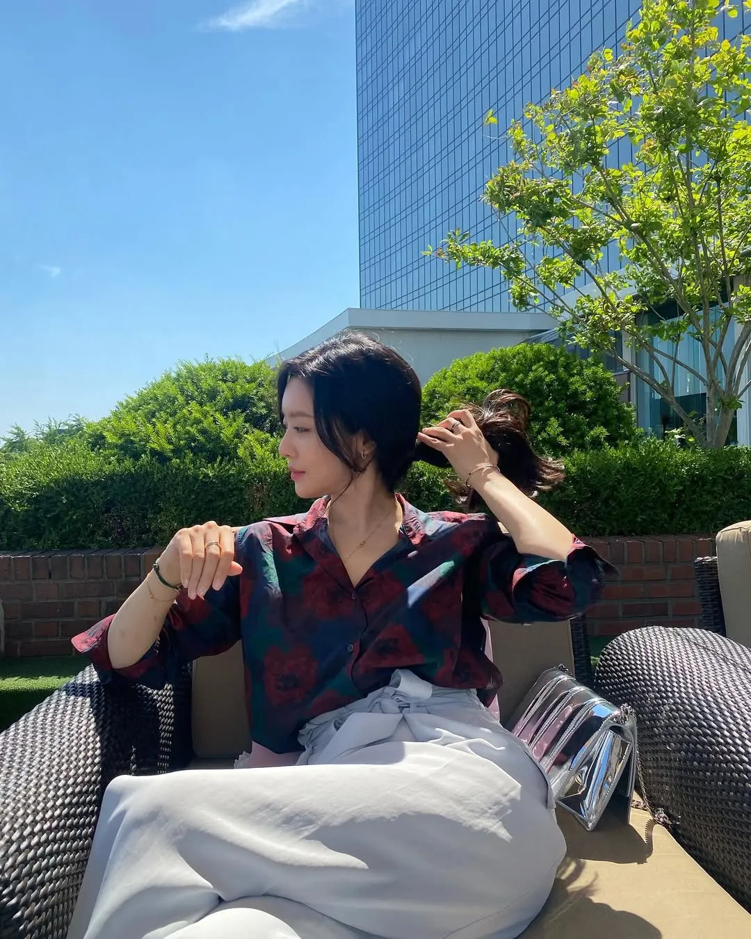 Phong cách đời thường trái ngược của Hoàng hậu The Queen Who Crowns Cha Joo Young-9.webp