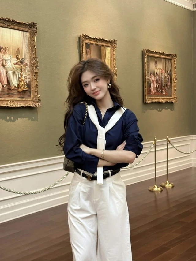 Phong cách sang trọng nhưng tinh tế với sắc xanh navy-4.webp