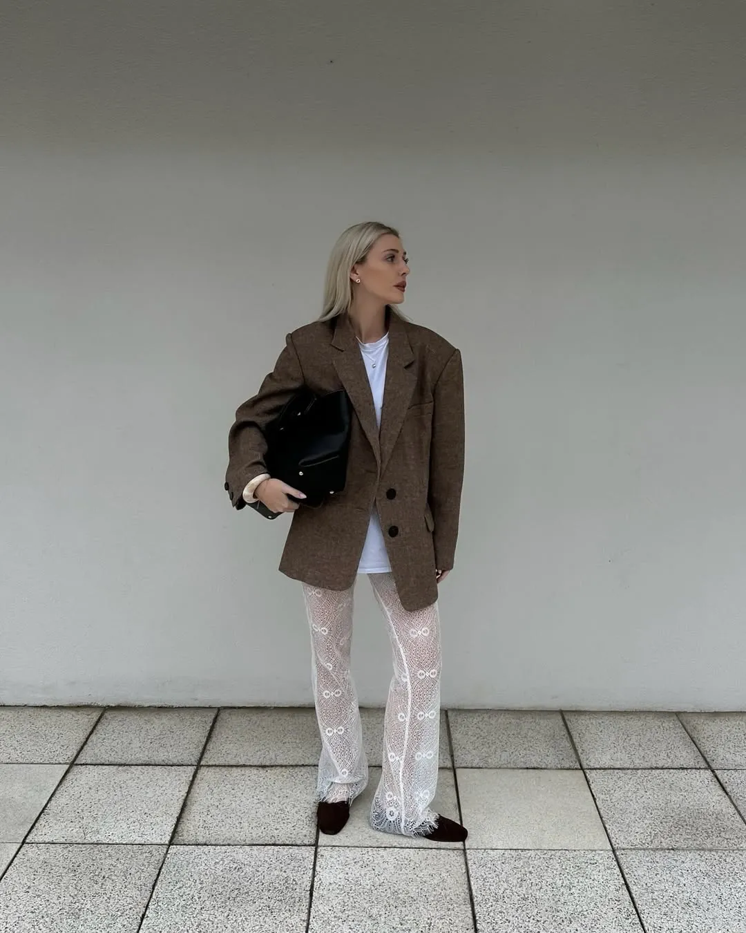 Quần ren phủ sóng đường phố Item táo bạo hay cú trượt phong cách-1.webp